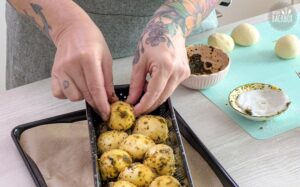 Monkey Bread Rezept: Kugeln in Backform setzen