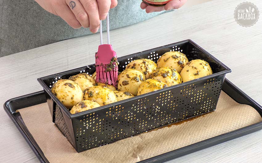 Monkey Bread Rezept: Kugeln mit Öl bepinseln