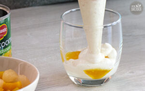 Solero Dessert Rezept: Creme-Tupfen verteilen