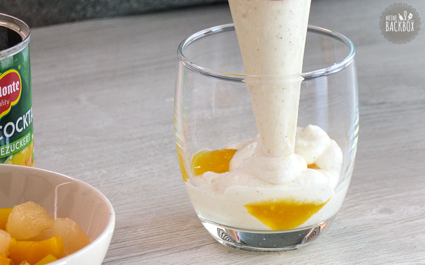 Solero Dessert Rezept: Creme-Tupfen verteilen