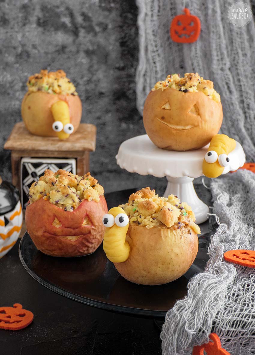 Käsekuchen im Apfel zu Halloween mit Wurm