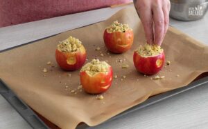 Käsekuchen im Bratapfel Rezept: Marzipan-Butterstreusel draufgeben