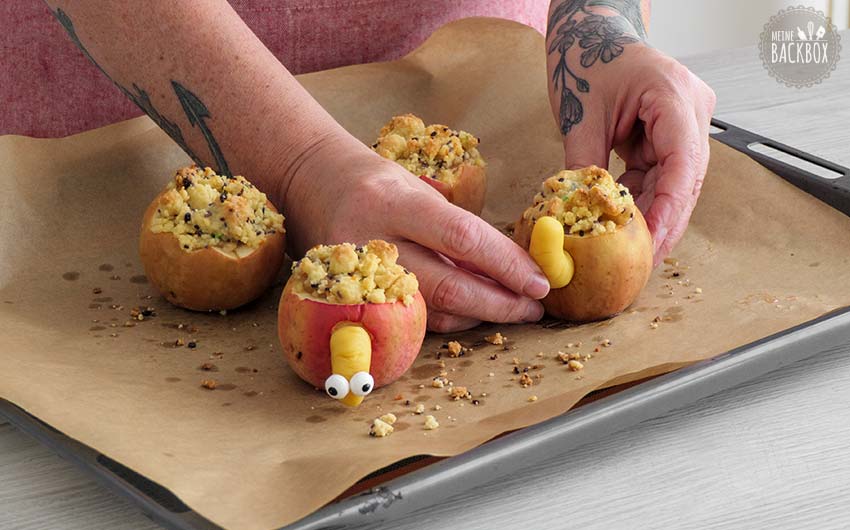 Käsekuchen im Bratapfel Rezept: Marzipan-Würmer formen