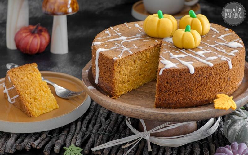 Saftiger Marzipan Kürbiskuchen mit Marzipan Kürbissen