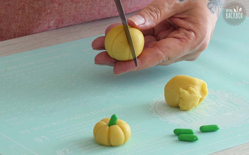 Saftiger Marzipan Kürbiskuchen Rezept: Kürbisse formen
