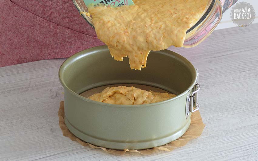Saftiger Marzipan Kürbiskuchen Rezept: Teig einfüllen