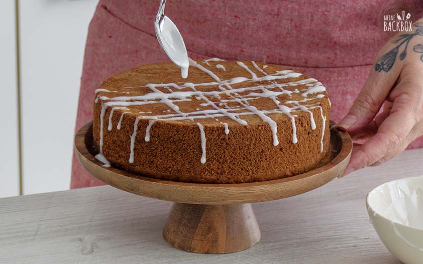 Saftiger Marzipan Kürbiskuchen Rezept: Zuckerguss auftragen