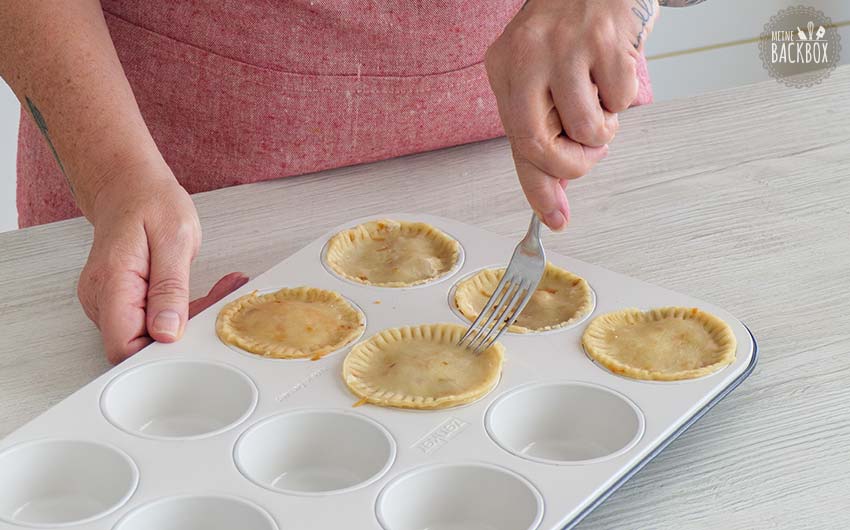 Mini Chili Pies Rezept: Teigdeckel festdrücken