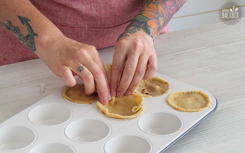 Mini Chili Pies Rezept: Teig in Muffinblechmulden drücken