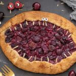 Monster-Kirschkuchen zu Halloween mit Zuckeraugen und Mandelzähnen