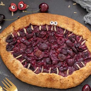 Monster-Kirschkuchen zu Halloween mit Zuckeraugen und Mandelzähnen