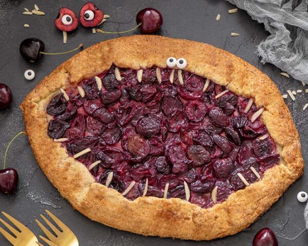 Monster-Kirschkuchen zu Halloween mit Zuckeraugen und Mandelzähnen