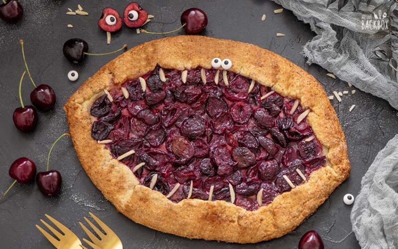 Monster-Kirschkuchen zu Halloween mit Zuckeraugen und Mandelzähnen