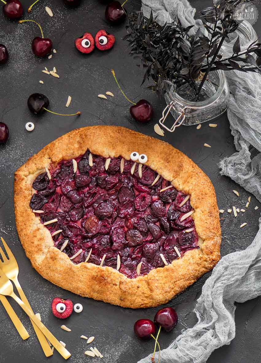 Halloween Monster-Kirschkuchen mit Zuckeraugen und Mandelzähnen