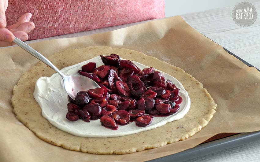 Monster-Kirschkuchen Rezept: Kirschfüllung verteilen