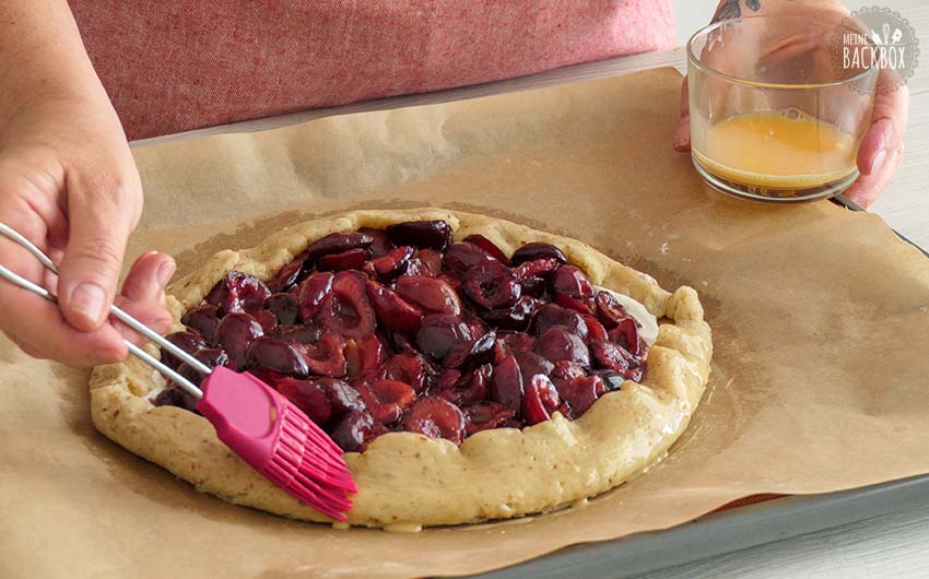 Monster-Kirschkuchen Rezept: Teigrand einstreichen