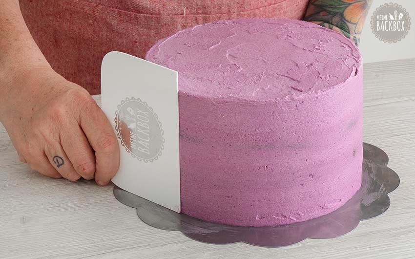 Purple Velvet Cake Rezept: Dünn mit lila einstreichen