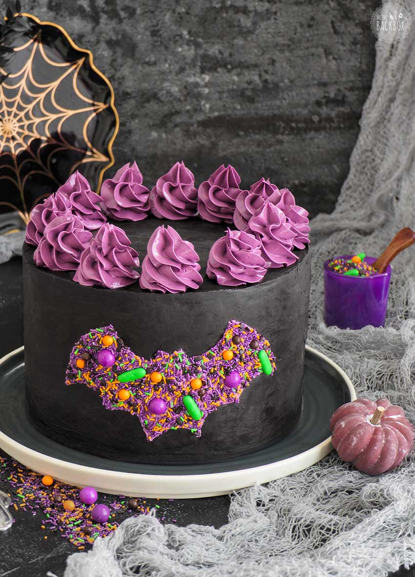 Purple Velvet Cake Halloweentorte
