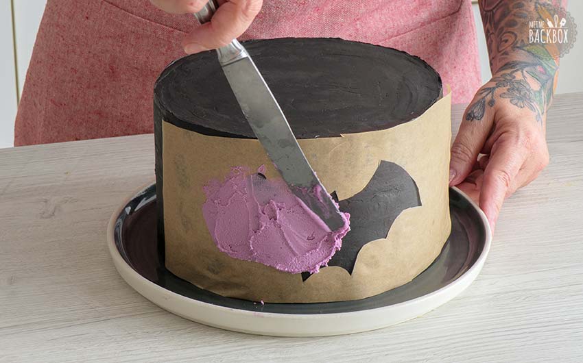 Purple Velvet Cake Rezept: Aussparung der Schablone mit Creme bestreichen