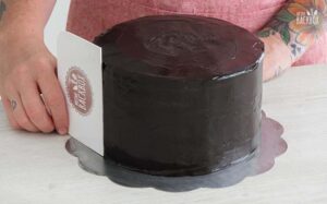 Purple Velvet Cake Rezept: Vollständig mit schwarzer Creme einstreichen