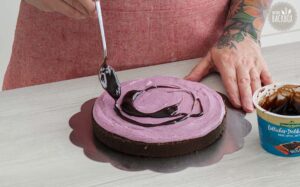 Purple Velvet Cake Rezept: Lütticher Delikatesse Sirup verteilen