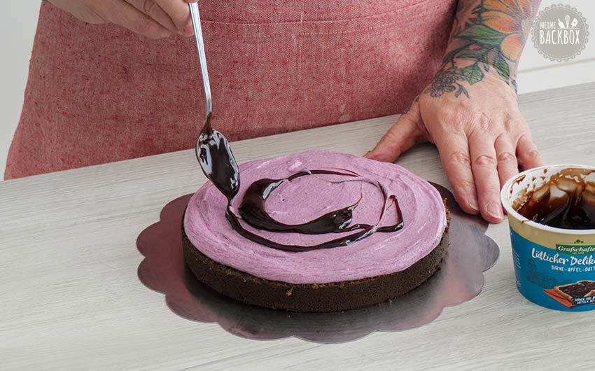 Purple Velvet Cake Rezept: Lütticher Delikatesse Sirup verteilen
