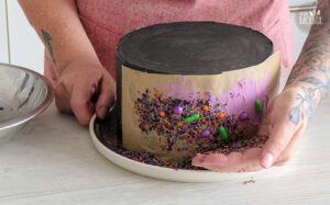 Purple Velvet Cake Rezept: Streuselade Bunte Schokostreusel auftragen