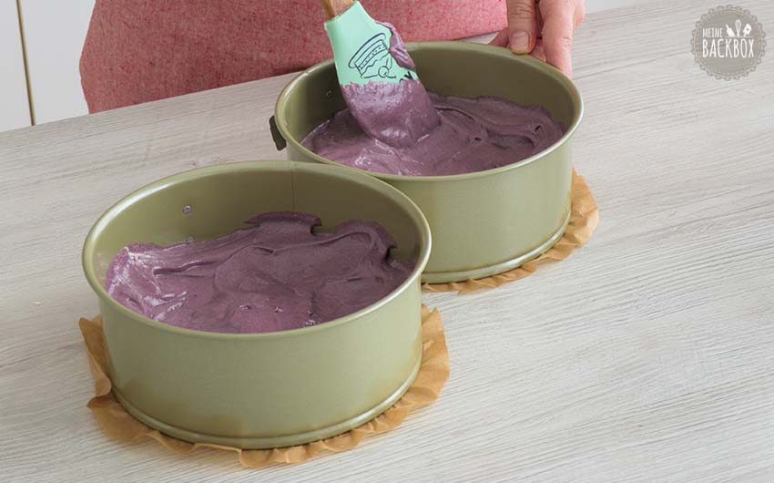 Purple Velvet Cake Rezept: Teig in Backformen einfüllen