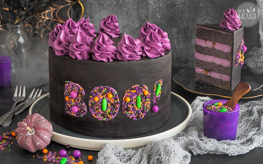 Purple Velvet Cake Halloweentorte