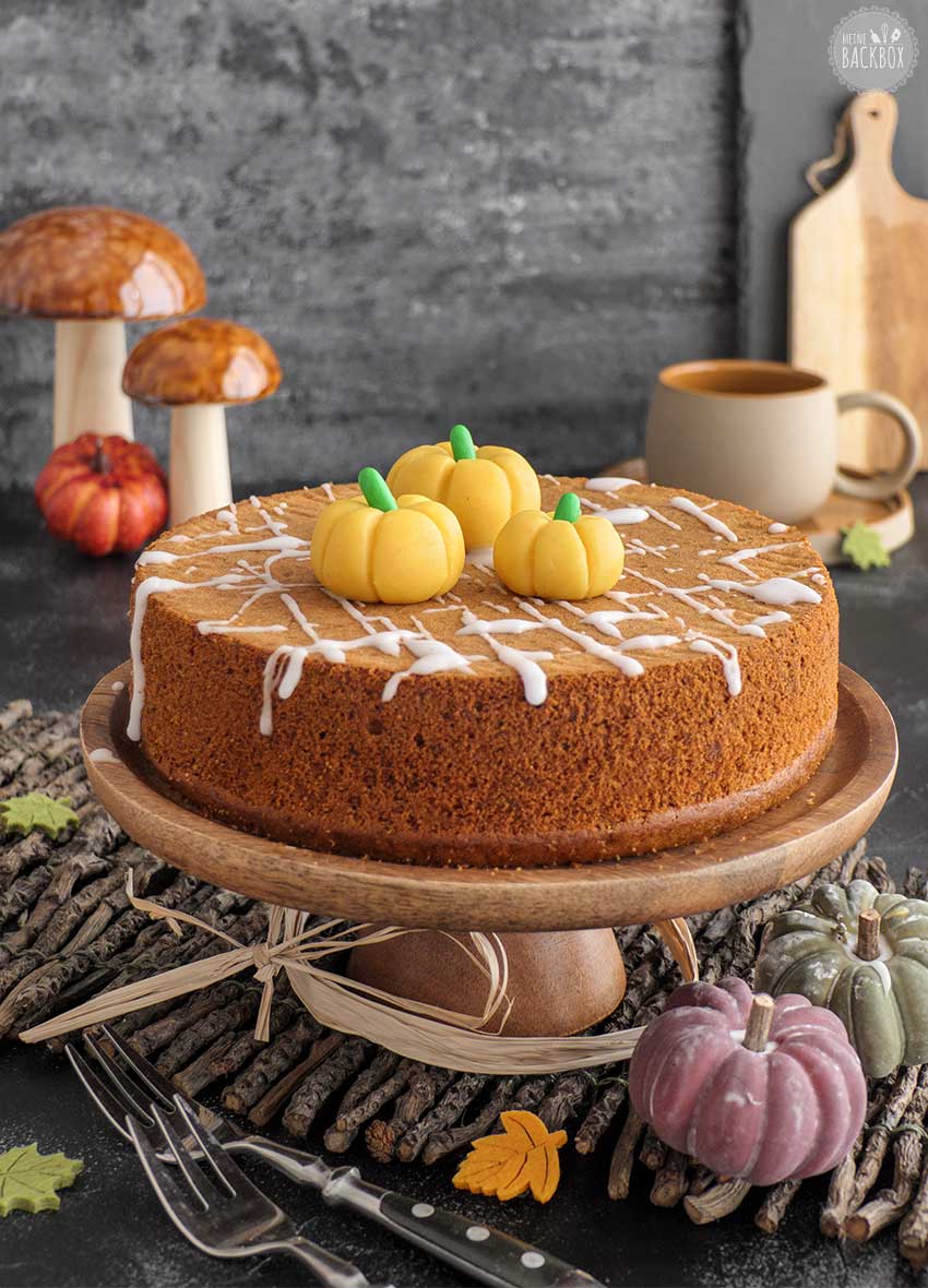 Saftiger Marzipan Kürbiskuchen mit Marzipan Kürbissen