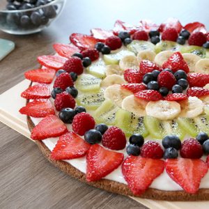 Fruchtpizza mit Erdbeeren, Himbeeren, Brombeeren, Kiwi und Banane
