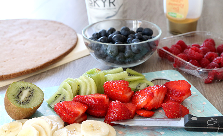 Fruchtpizza mit Erdbeeren, Himbeeren, Brombeeren, Kiwi und Banane
