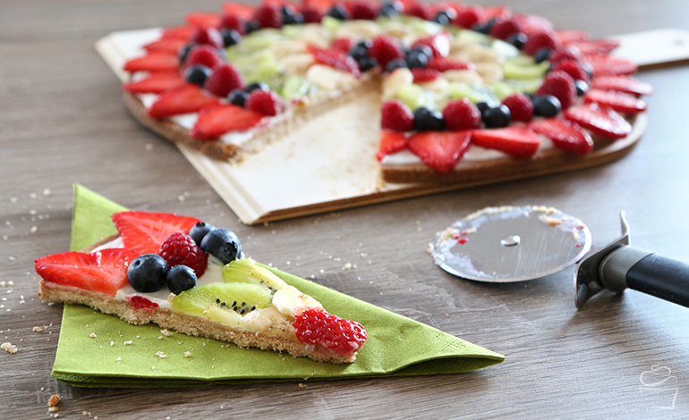 Fruchtpizza mit Erdbeeren, Himbeeren, Brombeeren, Kiwi und Banane
