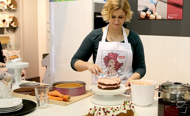 JENNY BACKT für Zenker auf der Ambiente