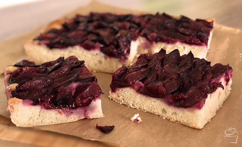 Zwetschgenkuchen mit Hefeteig
