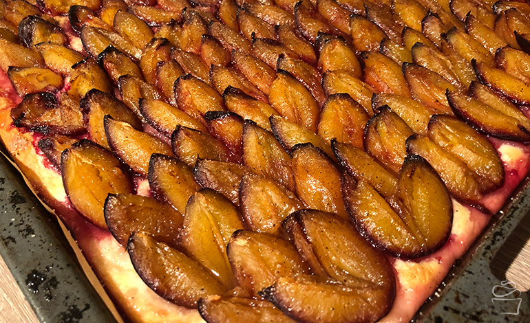 Zwetschgenkuchen mit Hefeteig