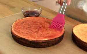 Baumkuchen mit Gelee bestreichen