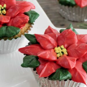 Weihnachtsstern Cupcakes – So einfach gehts: mit Buttercreme Blüten aufspritzen