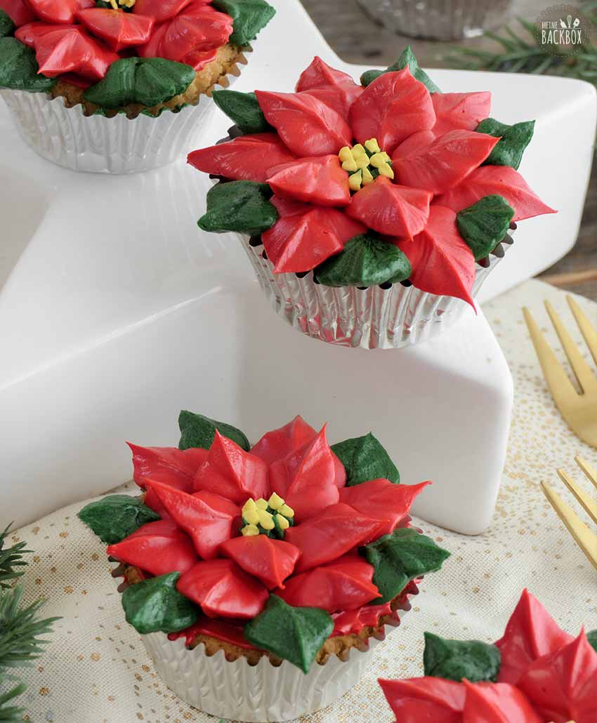 Weihnachtsstern Cupcakes Rezept – Blüten aus Buttercreme aufspritzen
