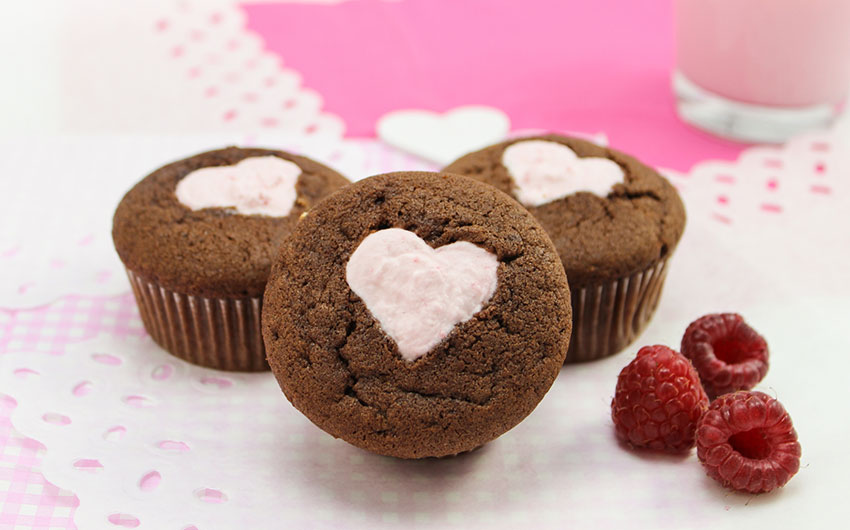 Beste Valentinstags Rezepte: Schoko Cupcakes mit Himbeer-Sahne von Amerikanisch-kochen