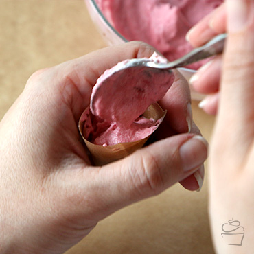 Creme einfüllen, aber nicht zu voll machen, damit man das Tütchen noch sauber schließen kann.